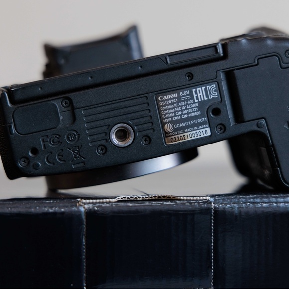 Canon EOS R mirrorless Digital Camera - - Picture 6 of 9